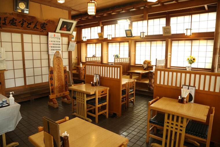 どこか懐かしく、居心地のいい店内。先代の趣味だという、飾られた絵にも注目