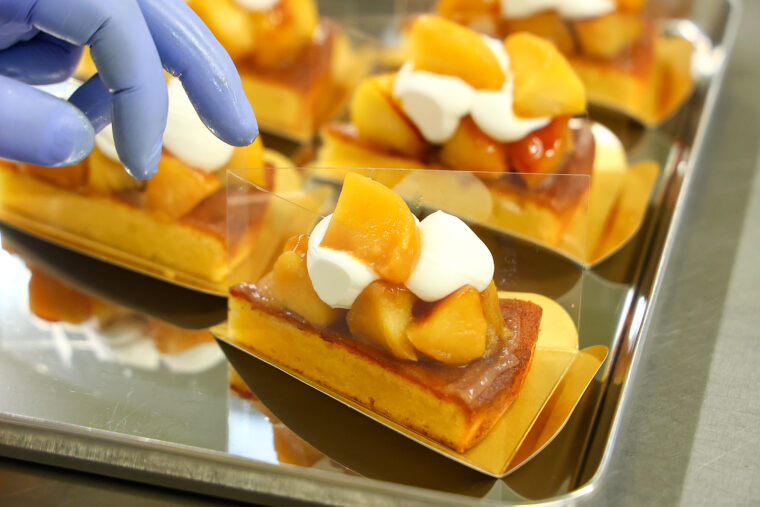 リンゴとクリームをダマンド生地に飾り付け！