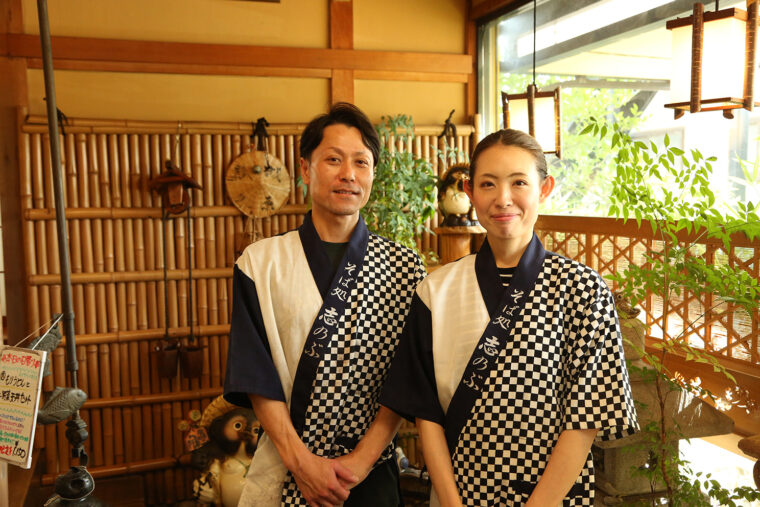 2代目店主の川井和成さんと妻の光里さん。ふたりでお店を切り盛りしている