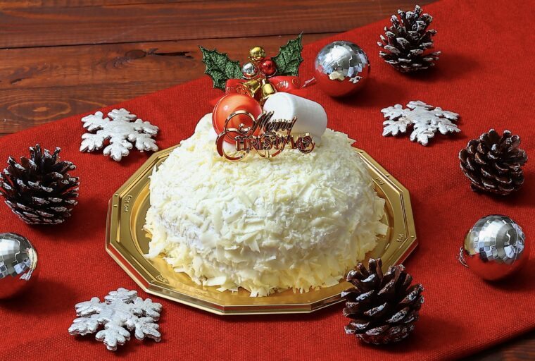 『ホワイトクリスマス』（3,300円）。昨年復刻したダークチェリー入りのケーキが好評につき今年も登場！（12センチ）