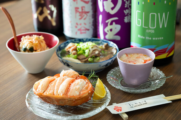 手前は『甲羅盛り』（時価）、奥左から定番の『たのしげポテサラ』（600 円）、『越後牛のすじ煮込み』（900円）、『紅ズワイガニの冷製茶わん蒸し』（900円）。お酒のラインナップにも注目を！