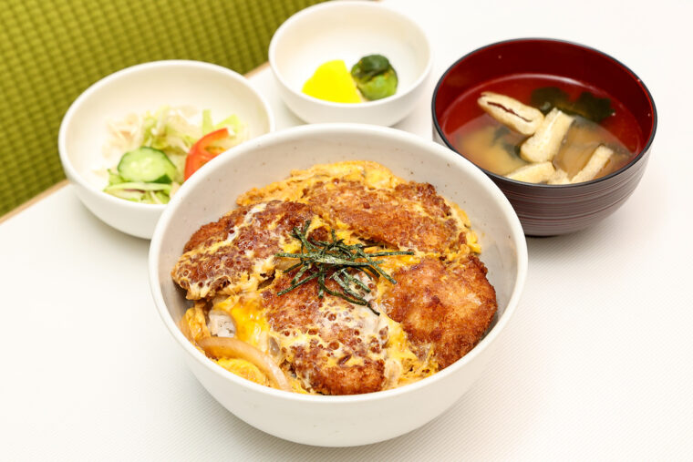 『かつ丼』（870円）