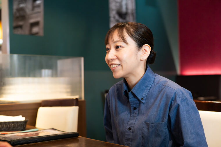 目をキラキラと輝かせながら思い出を語る倉島店長