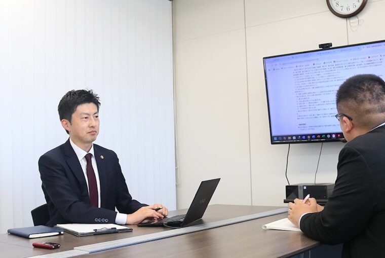 企業法務チームは複数人で対応。情報共有を欠かさない