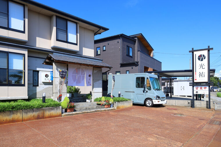 青いキッチンカーが目印！