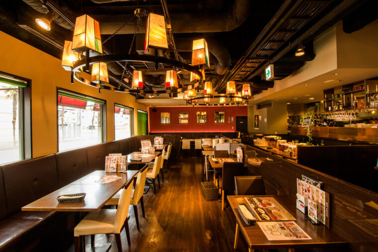 南イタリアのトラットリアをイメージした店内