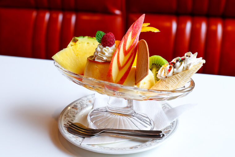 フルーツたっぷりの『プリンアラモード』の鮮やかなビジュアルは当時のまま