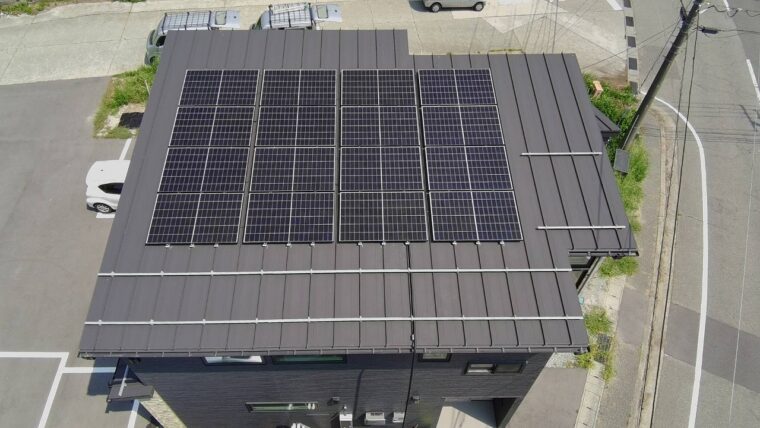 太陽光パネルで発電された電気は車庫に停められたEVに貯められる