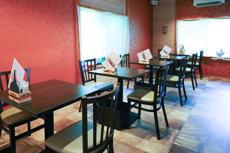 テーブル席のほか、カウンター席も用意