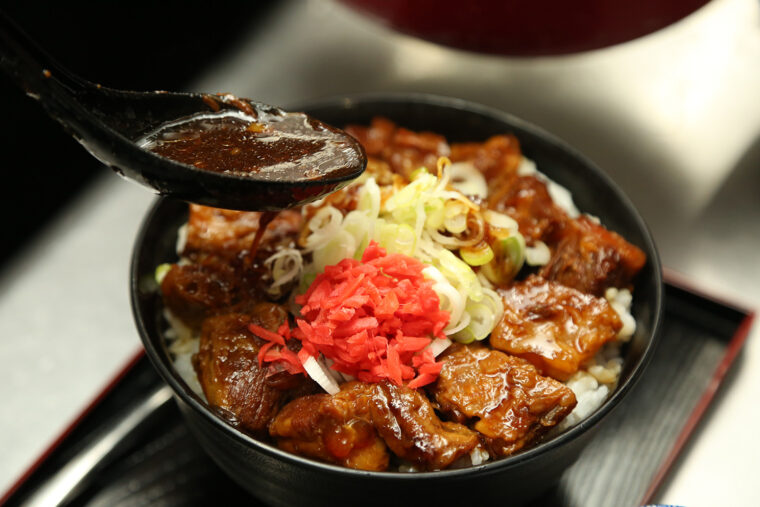 盛り付けの最後にタレを回しかける