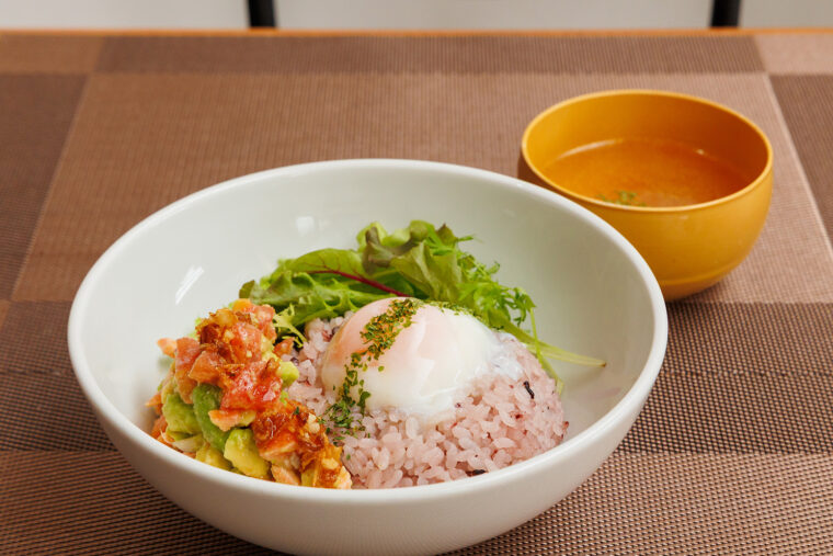 『炙りサーモンとアボカドの黒米温玉丼』
