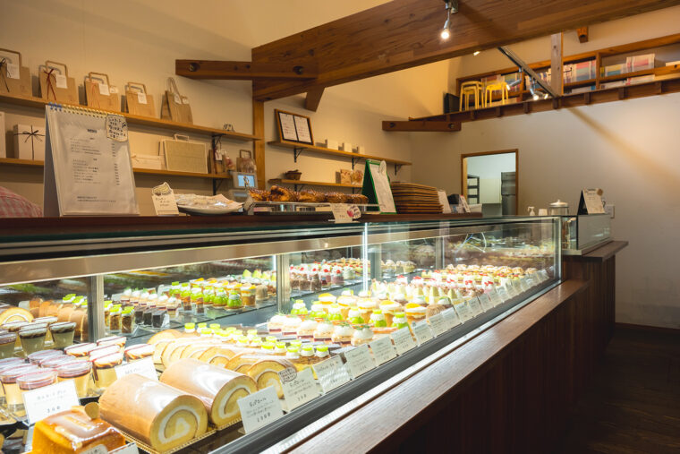 旬の食材を主役にしたケーキがお客の目を楽しませる