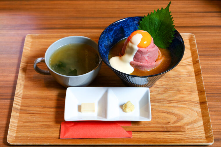 『ローストビーフ丼』（1,430円）。プラス330円で1.5 倍、プラス660円で2倍のローストビーフ増しが可能　