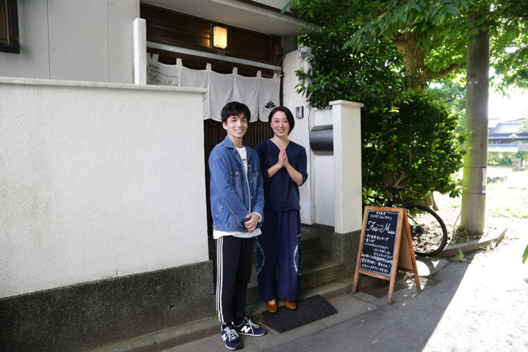 坪田 光（つぼたひかる）さん（左）／兵庫県生まれ。14歳よりダンスを始める。アメリカ留学を経て2019年9月よりNoism2、2021年9月よりNoism1に所属