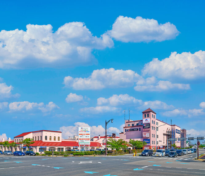 オープン時の印象を今も色濃く残した薄ピンク色の外壁