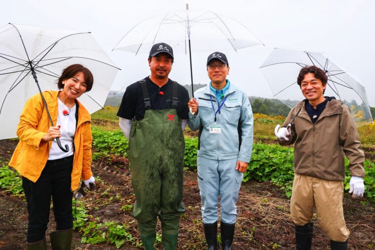 生産者の石坂さん（写真左から2番目）とJAえちご中越の原さん