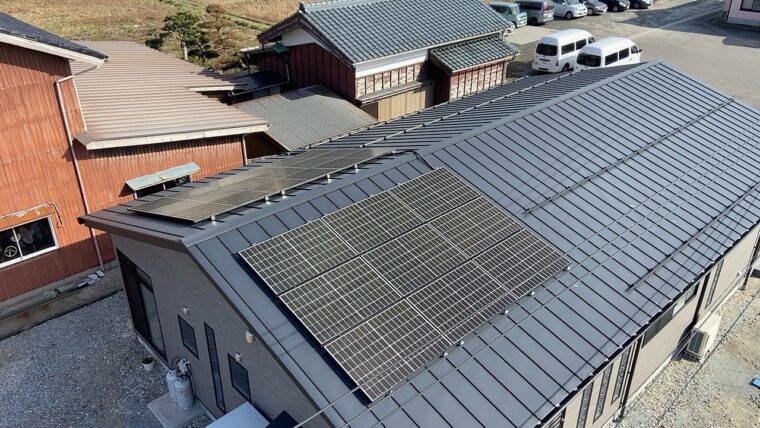 自宅の屋根に20枚ほどの太陽光パネルを設置