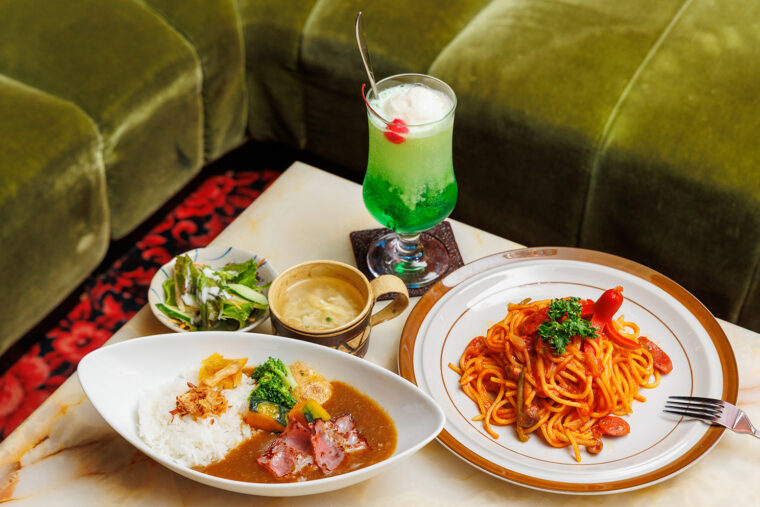 左から『カレー』（1,200円。サラダ、スープ付き）、『クリームソーダ』（800円）、『ナポリタン』（各1,200円。サラダ、スープ付き）