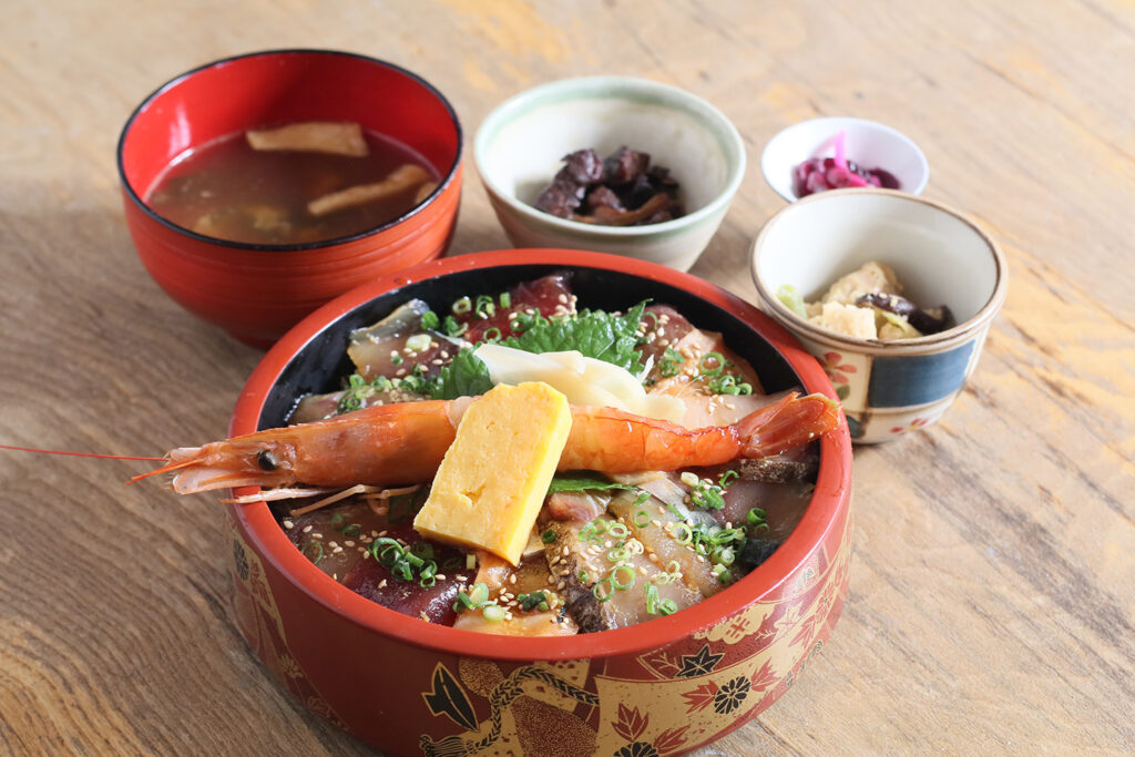 源元 くろとり食堂】盛りも一切の妥協なし！コスパ最強の海鮮丼｜新潟