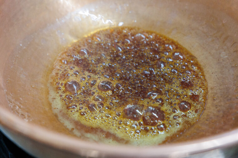 グラニュー糖をじっくりと煮詰めていきます