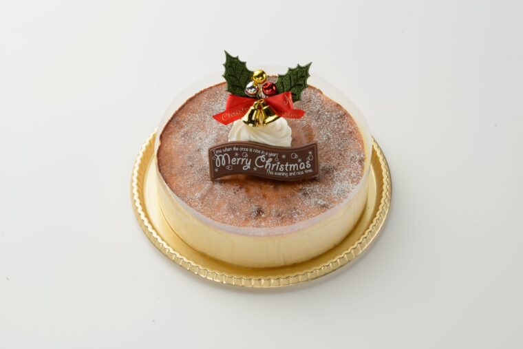 『クリスマスフロマージュ』（3,300円税込）。人気の『蒸焼フロマージュ』のホールタイプがクリスマス限定で登場！（15センチ）