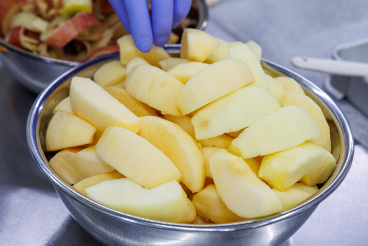 リンゴの皮をひとつひとつきれいに剥きます！