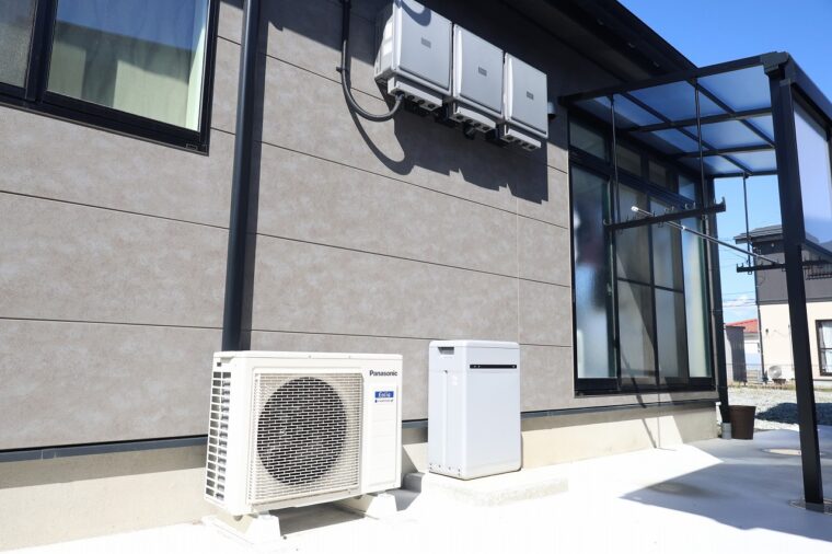 発電された電気は屋外の蓄電池に貯められ、自宅に供給される