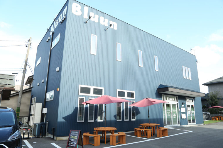 青い建物が目印！