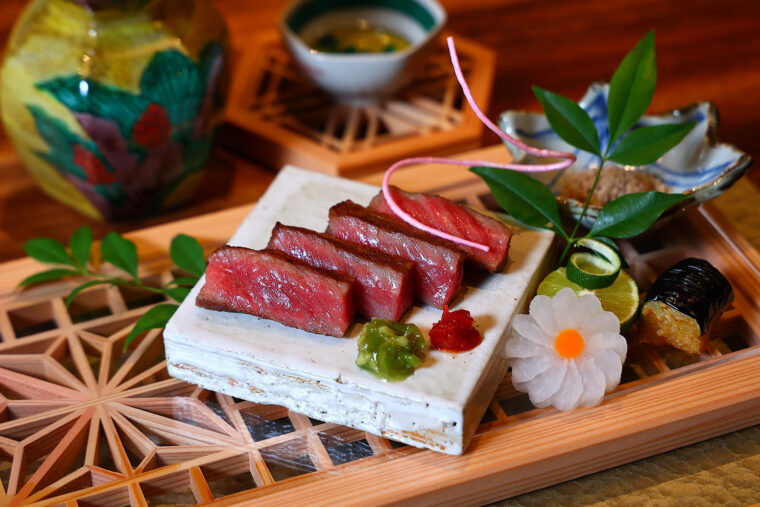 『新発田牛炭火焼き』（2,000円）。加茂の職人が作った組子を用いたうつわも素敵