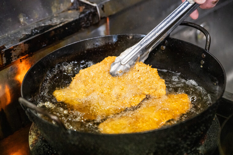 豚バラ肉を3枚巻いてカラッと 揚げたトンカツ