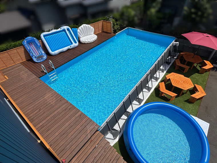 建物奥にはなんと貸切プールが！