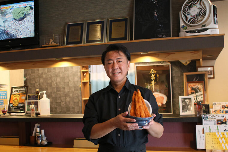 店主の泉井さんは大のBOØWYファン。カウンター近くにはコレクションが！