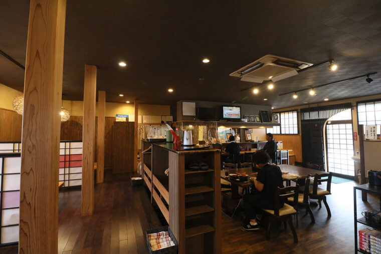 シックな雰囲気の店内