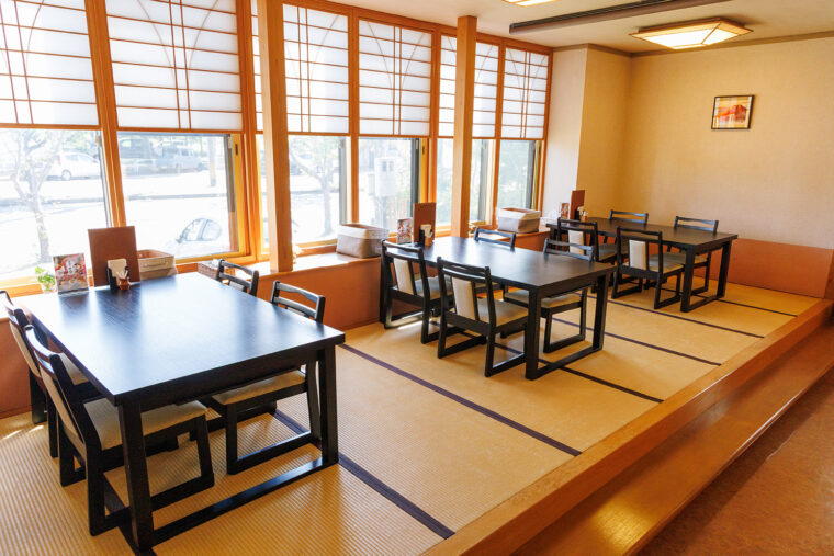 落ち着いた雰囲気の店内