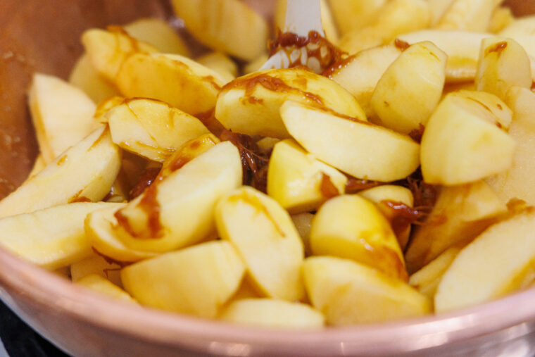 キャラメルとリンゴを絡ませて…