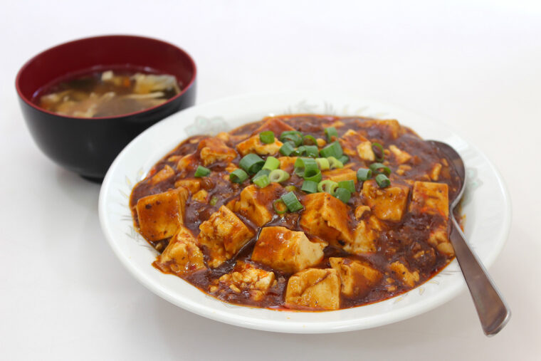 『麻婆丼』。スープが付いて830円
