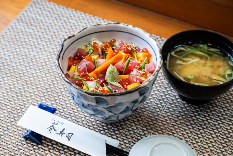 『バラちらし』（1,900円）。味噌汁付き