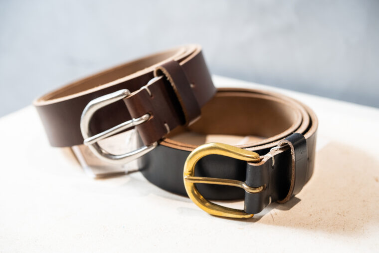 JOHNBULLのベルト24,200円（税込）。アメリカの老舗タンナー、ホーウィン社のクロムエクセルレザーを使用。 オイルをたっぷりと含ませているためツヤがあり、使うごとに味わいを増していくのが特徴