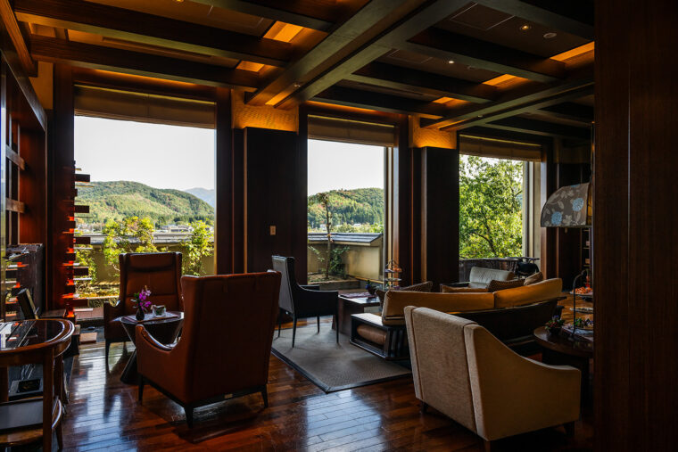 自由に手に取れる雑誌や本を用意