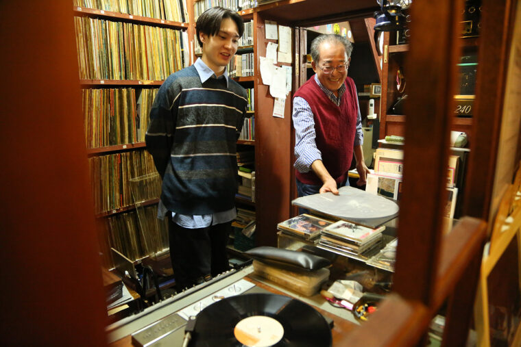 なじみのないレコードに興味津々の糸川さん
