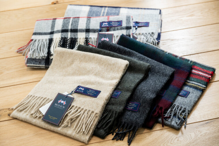 MOON のマフラー各8,910円、ストール各19,800円（税込）