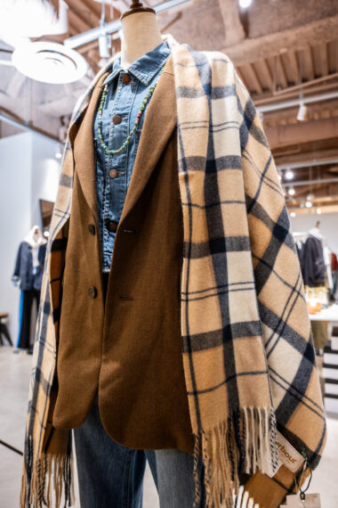 大判のストールは肩掛けにも使えます。室内で膝掛けとして使ってもOK！