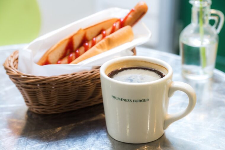 『プレーンドッグセット』（ドリンク付き470円）、『プレーンドッグ』（250円）、『モーニングコーヒー』（210円）