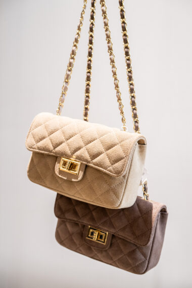 AULENTTIのバッグ17,600円。財布とスマホが入るコンパクトなサイズ感