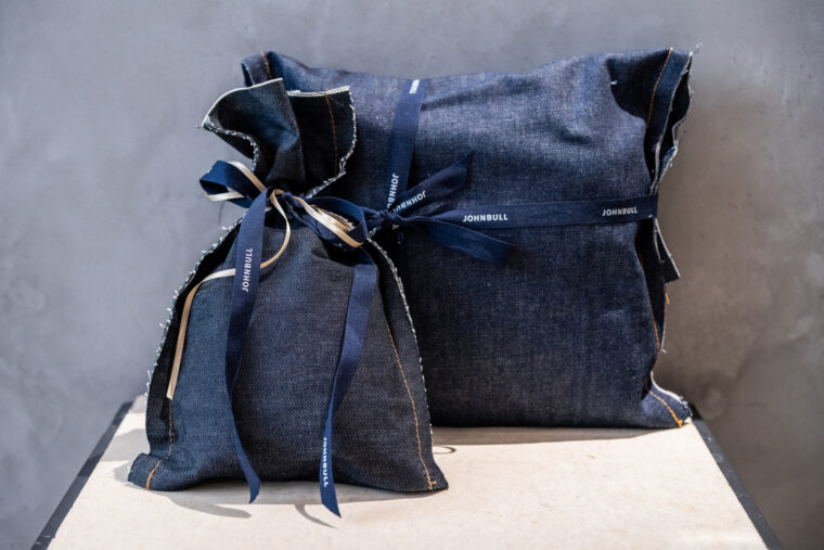 「プレゼント用に」とスタッフに伝えると、素敵なデニム袋でラッピングしてくれます！