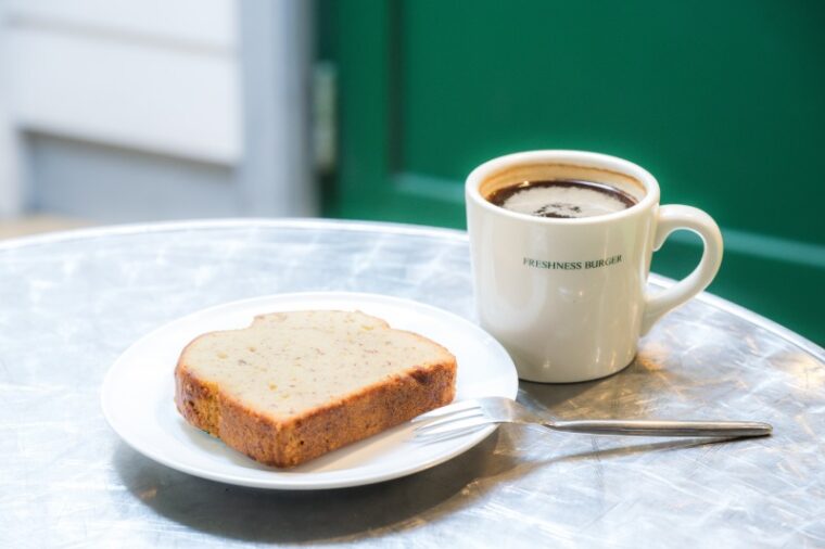 『パウンドケーキセット』（500円。写真はバナナケーキ）。『パウンドケーキ単品』（280円）