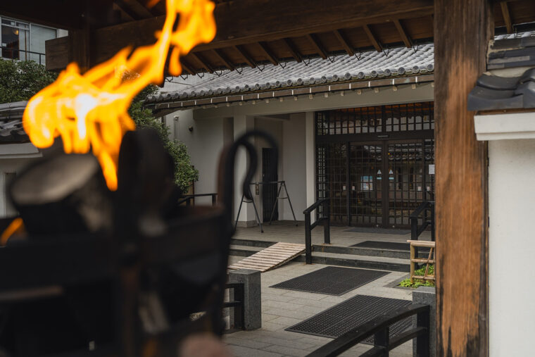 シンボルのかがり火を眺め、橋を渡ると現れるのは、城郭を彷彿とさせる宿です