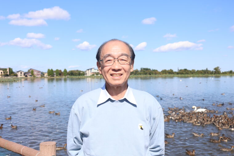 加藤博幸 阿賀野市長。1957年2月13日阿賀野市生まれ。 獣医として畜産関係の仕事に従事し ていたという珍しい経歴を持つ。休日の趣味は庭いじりと料理。冷蔵庫にある食材でパパッと作る家庭的な一面も