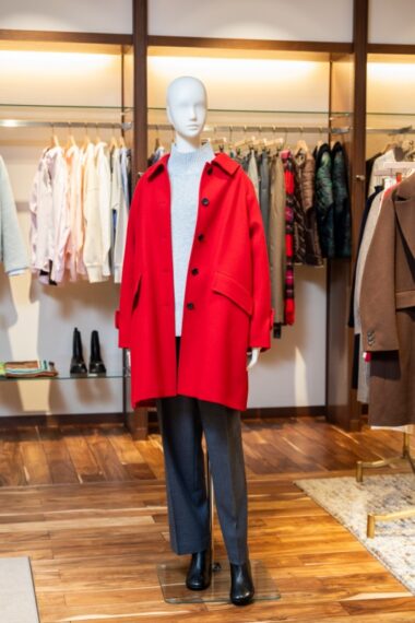 SHIPSのステンカラーコート48,400円、プルオーバー19,800円、タックパンツ19,800円、MARIANのブーツ29,700円