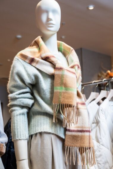 SHIPSのカシミヤリバーシブルマフラー14,850円、ニットカーディガン26,400円、ワイドパンツ18,700円